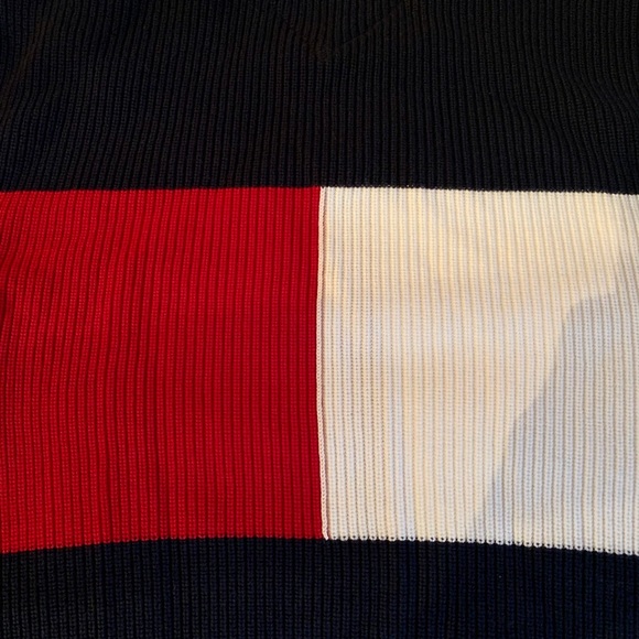 Tommy Hilfiger Designer Sweater. Very stylish! Item is brand new and never worn - Picture 3 of 4